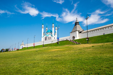 панорамный вид на казанский кремль и мечеть кул шариф - gumbao