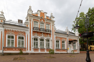 старинный каменный дом в историческом центре смоленска в пасмурный летний день. один из старейших городов россии - gumbao
