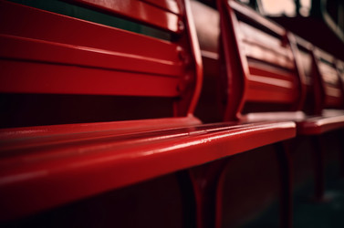 Современный железнодорожный вокзал с красными сиденьями. Городской стул Crimson stop tourism. Генерировать искусственный интеллект - yliv