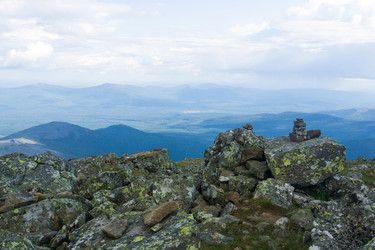 горный пейзаж со скалами и голубым небом с облаками. россия, урал - EvgenyHaritonov