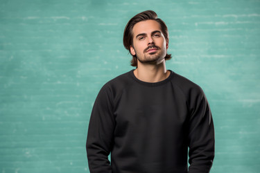 Макет мужской черной толстовки studio на лазурном фоне. Фотосессия модного портрета молодого человека в помещении. Генерировать искусственный интеллект - yliv