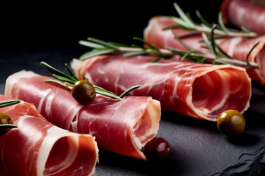 Свернутый ломтиками хамон. Свежие продукты с веткой зеленых специй. Генерировать искусственный интеллект - yliv