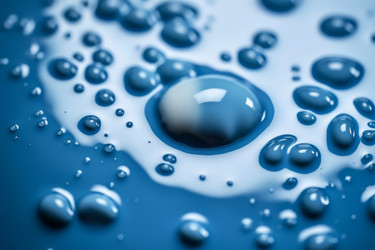 Капельки голубой жидкости. Лазурные водянистые брызги на голубой поверхности. Генерировать искусственный интеллект - yliv