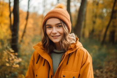 Улыбающаяся девушка в осеннем парке. Симпатичная женщина в осенне-желтом сезоне. Генерировать искусственный интеллект - yliv