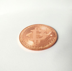 биткойн-монета, выделенная на белом фоне. криптовалюта, виртуальные деньги - Dimasik_85