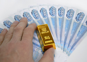 рука держит золотой слиток на фоне российских рублей. финансовая система россии, обеспеченная золотом. глобальная валютная система. инвестиции в драгоценные металлы в условиях санкций и кризиса - Dimasik_85
