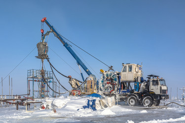 эксплуатация колтюбинговой установки для стимуляции и разработки нефтяных и газовых скважин на крайнем севере. зима, снег, условия полярного дня - Vkadimir