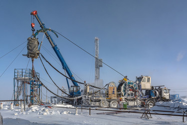 эксплуатация колтюбинговой установки для стимуляции и разработки нефтяных и газовых скважин на крайнем севере. зима, снег, условия полярного дня - Vkadimir
