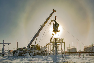 эксплуатация колтюбинговой установки для стимуляции и разработки нефтяных и газовых скважин на крайнем севере. зима, снег, условия полярного дня - Vkadimir