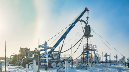 эксплуатация колтюбинговой установки для стимуляции и разработки нефтяных и газовых скважин на крайнем севере. зима, снег, условия полярного дня - Vkadimir