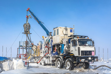 эксплуатация колтюбинговой установки для стимуляции и разработки нефтяных и газовых скважин на крайнем севере. зима, снег, условия полярного дня - Vkadimir