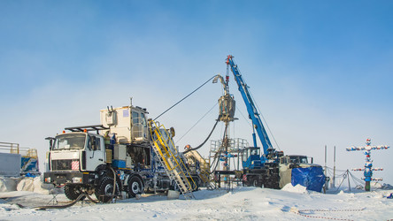 эксплуатация колтюбинговой установки для стимуляции и разработки нефтяных и газовых скважин на крайнем севере. зима, снег, условия полярного дня - Vkadimir