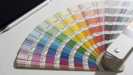 Открыта книга образцов цветов Pantone - Vvicca