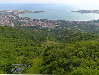 Панорама Геленджикской бухты и вид на город с одной из канатных дорог. Город-курорт Геленджик, Краснодарский край, Россия - Sun_Sunych