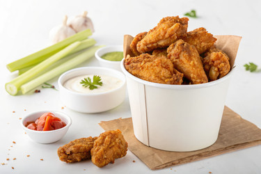 вкусные хрустящие куриные крылышки подаются со свежими гарнирами и соусами - RomanZ