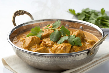 вкуснейшее куриное карри со свежей кинзой подается в традиционной миске - RomanZ