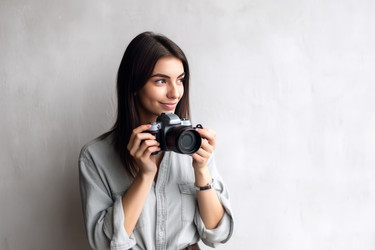 женщина с фотоаппаратом в руках. цифровой креатив. генеративный контент - yliv