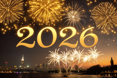 фейерверк над горизонтом города, приветствующий 2026 год - RomanZ