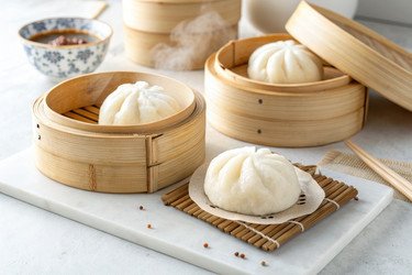вкусные булочки на пару подаются в бамбуковых пароварках на чистой кухонной столешнице - RomanZ