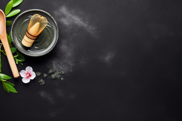 чашка свежего чая матча с бамбуковой ложкой для взбивания состава. генеративный контент - yliv