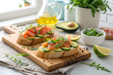 вкусный открытый сэндвич с копченым лососем и свежими овощами - RomanZ