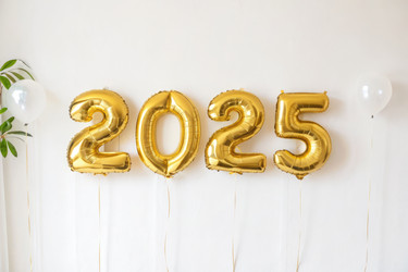 празднование с золотыми воздушными шарами в честь 2025 года в праздничной обстановке - RomanZ
