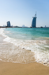 Вид с пляжа Джумейра на знаменитый семизвездочный отель Burj Al Arab - gumbao