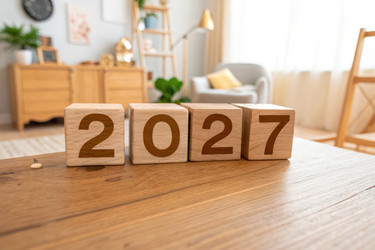 деревянные блоки с изображением 2027 года в уютной обстановке гостиной - RomanZ