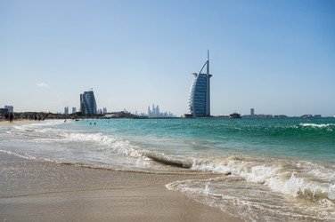 Вид с пляжа Джумейра на знаменитый семизвездочный отель Burj Al Arab - gumbao