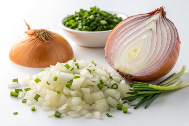 нарезанный лук и зеленый лук-шалот готовы к приготовлению в светлой кухонной обстановке - RomanZ