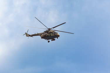 вертолет ми-17 в камуфляжной раскраске, в полете, на фоне голубого неба - AndrewB