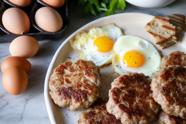 домашние котлеты из яиц. полезный и белковый завтрак с жареным мясом. генеративный контент - yliv