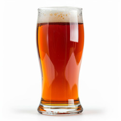 Бокал холодного освежающего пива red ale, стоящий на белом фоне - yliv