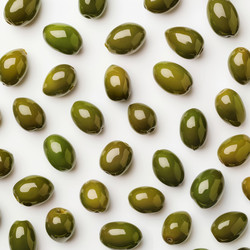 Вкусные зеленые оливки, расположенные диагональными линиями на белом фоне, создают визуально привлекательный узор - yliv