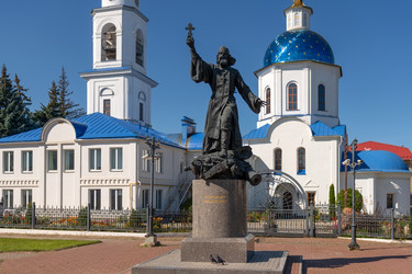 Памятник полковому священнику на фоне старинного Казанского собора, Малоярославец, Калужская область - kostya6969