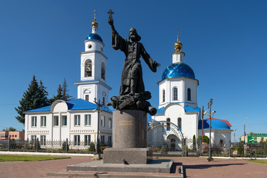 Памятник полковому священнику на фоне старинного Казанского собора, Малоярославец, Калужская область - kostya6969
