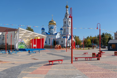 Детская площадка на площади Ленина и Успенская церковь в Малогарославце, Калужская область - kostya6969