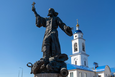 Памятник полковому священнику на фоне старинного Казанского собора, Малоярославец, Калужская область - kostya6969