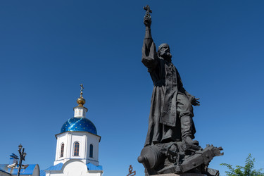Памятник полковому священнику на фоне старинного Казанского собора, Малоярославец, Калужская область - kostya6969