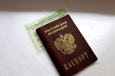 российский паспорт, помещенный в свидетельство государственного пенсионного страхования - вид сверху вниз - YuYu_art