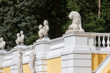 Скульптуры из белого камня на балюстраде террасы. Музей-заповедник "Архангельское". Красногорский район, Московская область - kostya6969