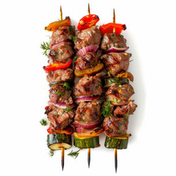 шашлыки из мяса и овощей, приготовленные на гриле, на белом фоне - yliv