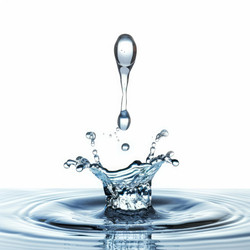 капля, разбивающаяся о неподвижную поверхность воды - yliv