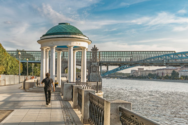Набережная Парка Горького с ротондой и мостами через Москву-реку - oleg_yurga