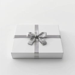 белая подарочная коробка с серебряной лентой и бантом на белом фоне - yliv