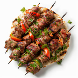 вкусные мясные шашлыки с овощами и зеленью, поданные на лепешках - yliv