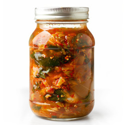 стеклянная банка, наполненная квашеной капустой кимчи на белом фоне - yliv