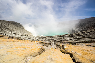 вулкан иджен на восточной яве, индонезия - gumbao