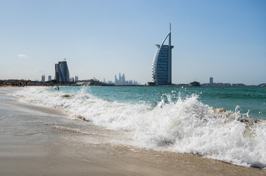 Вид с пляжа Джумейра на знаменитый семизвездочный отель Burj Al Arab - gumbao