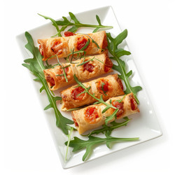 вкусные рулетики из сосисок, украшенные свежей рукколой и помидорами, станут привлекательной закуской - yliv